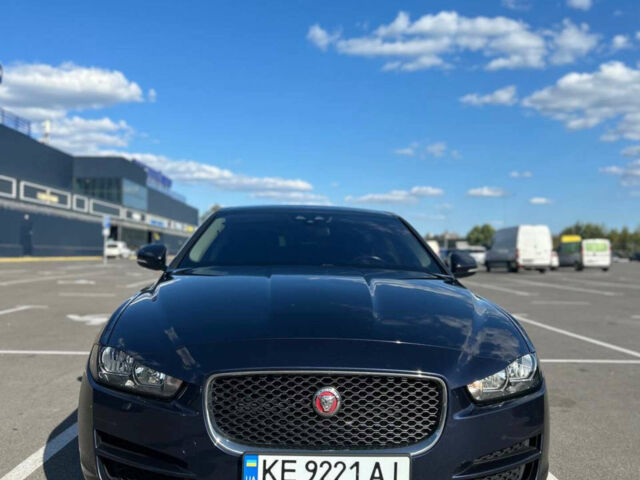 Синий Ягуар XE, объемом двигателя 2 л и пробегом 105 тыс. км за 12700 $, фото 1 на Automoto.ua