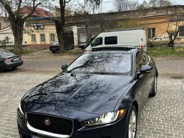 Синий Ягуар XE, объемом двигателя 2 л и пробегом 76 тыс. км за 16500 $, фото 1 на Automoto.ua