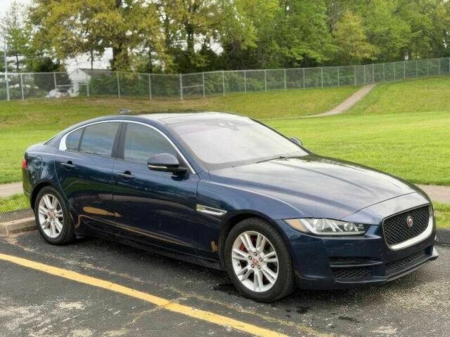 Синий Ягуар XE, объемом двигателя 2 л и пробегом 89 тыс. км за 3500 $, фото 1 на Automoto.ua