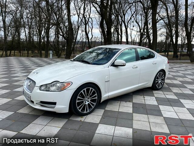 Білий Ягуар ХФ, об'ємом двигуна 3 л та пробігом 287 тис. км за 9999 $, фото 1 на Automoto.ua