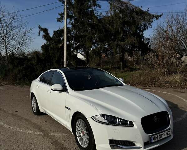 Белый Ягуар ХФ, объемом двигателя 2.18 л и пробегом 142 тыс. км за 16500 $, фото 1 на Automoto.ua