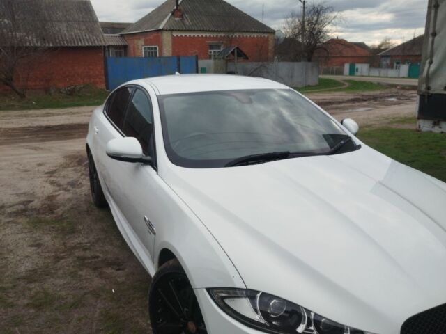 Белый Ягуар ХФ, объемом двигателя 2.2 л и пробегом 300 тыс. км за 7216 $, фото 1 на Automoto.ua