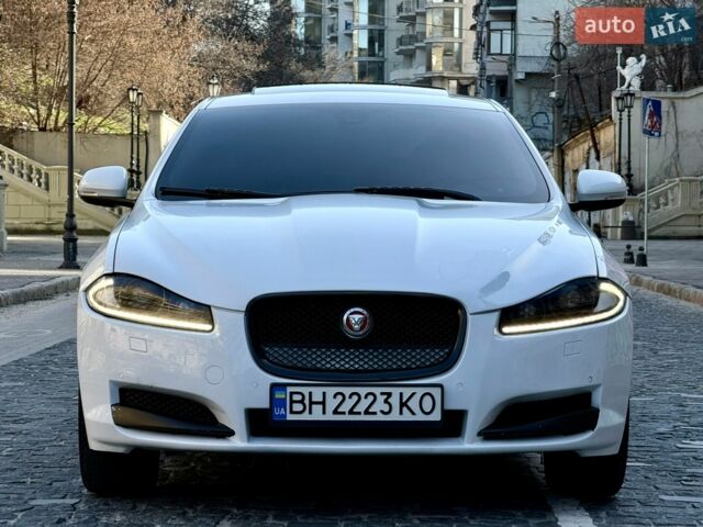 Белый Ягуар ХФ, объемом двигателя 2.18 л и пробегом 380 тыс. км за 10900 $, фото 1 на Automoto.ua