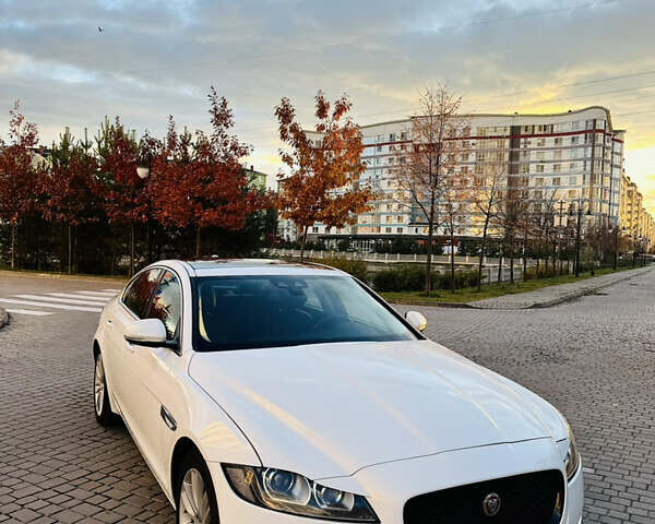 Белый Ягуар ХФ, объемом двигателя 3 л и пробегом 72 тыс. км за 13300 $, фото 1 на Automoto.ua