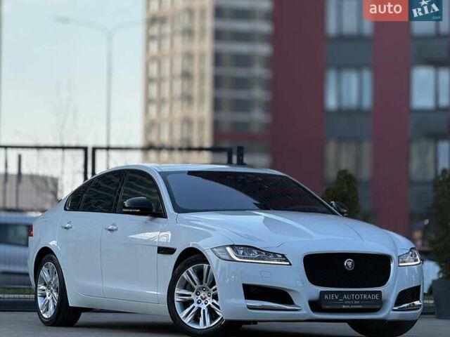 Белый Ягуар ХФ, объемом двигателя 2.99 л и пробегом 100 тыс. км за 26950 $, фото 1 на Automoto.ua