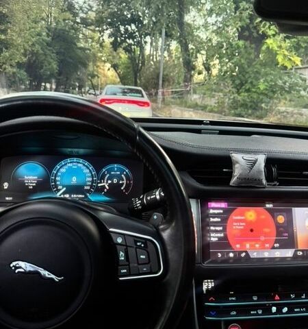 Белый Ягуар ХФ, объемом двигателя 2 л и пробегом 152 тыс. км за 8500 $, фото 1 на Automoto.ua