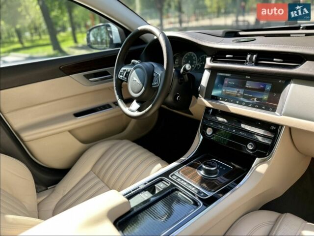 Белый Ягуар ХФ, объемом двигателя 2 л и пробегом 163 тыс. км за 18700 $, фото 1 на Automoto.ua