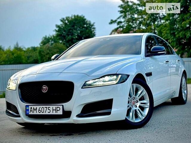 Белый Ягуар ХФ, объемом двигателя 2.99 л и пробегом 150 тыс. км за 32999 $, фото 1 на Automoto.ua