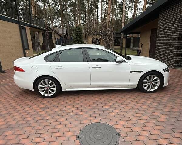 Білий Ягуар ХФ, об'ємом двигуна 2 л та пробігом 130 тис. км за 19000 $, фото 1 на Automoto.ua