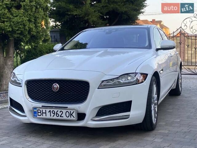 Белый Ягуар ХФ, объемом двигателя 2 л и пробегом 70 тыс. км за 20700 $, фото 1 на Automoto.ua