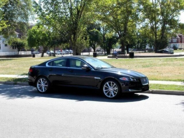 Черный Ягуар ХФ, объемом двигателя 3 л и пробегом 80 тыс. км за 14000 $, фото 1 на Automoto.ua