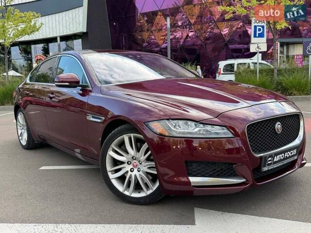 Красный Ягуар ХФ, объемом двигателя 3 л и пробегом 129 тыс. км за 15490 $, фото 1 на Automoto.ua