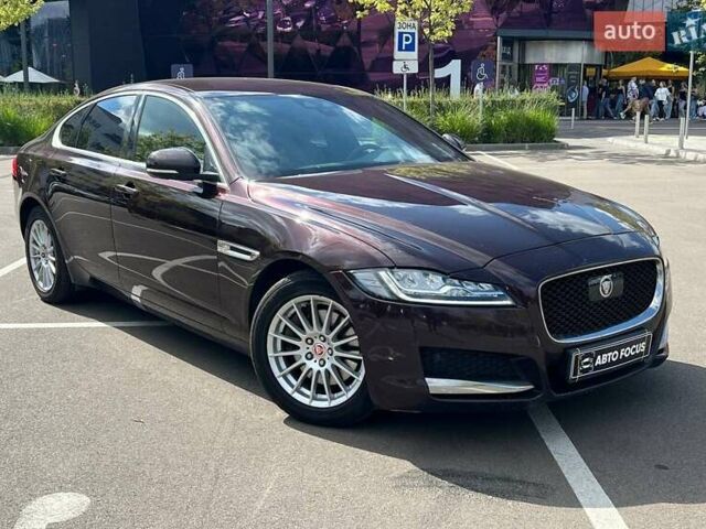 Красный Ягуар ХФ, объемом двигателя 2 л и пробегом 184 тыс. км за 25990 $, фото 1 на Automoto.ua
