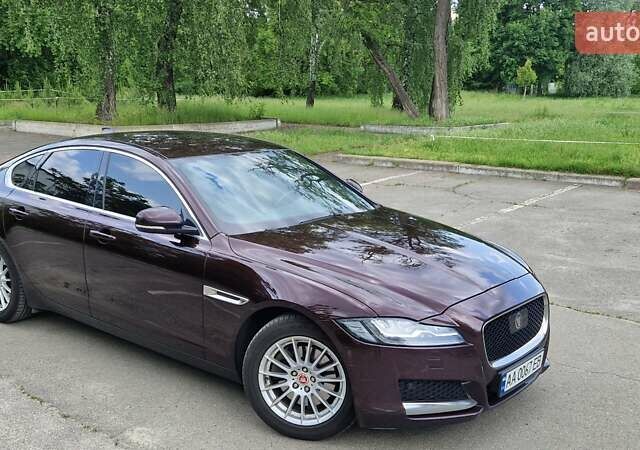 Красный Ягуар ХФ, объемом двигателя 2 л и пробегом 175 тыс. км за 28000 $, фото 1 на Automoto.ua