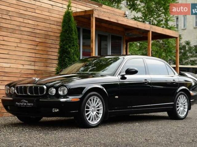 Черный Ягуар Икс Джей, объемом двигателя 4.2 л и пробегом 151 тыс. км за 17000 $, фото 1 на Automoto.ua