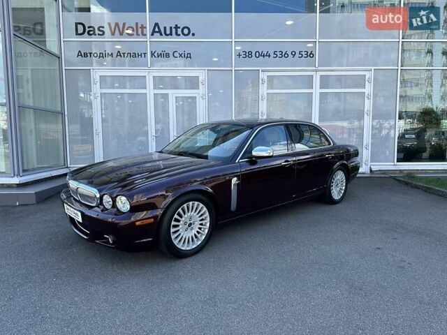 Червоний Ягуар Ікс Джей, об'ємом двигуна 4.2 л та пробігом 124 тис. км за 44000 $, фото 1 на Automoto.ua