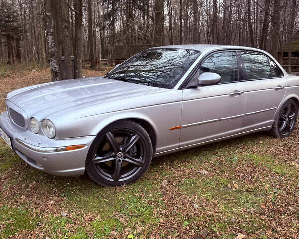 Серый Ягуар Икс Джей, объемом двигателя 3 л и пробегом 209 тыс. км за 12000 $, фото 1 на Automoto.ua