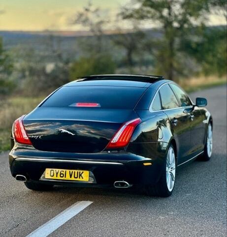 Черный Ягуар XJL, объемом двигателя 3 л и пробегом 3 тыс. км за 7500 $, фото 1 на Automoto.ua