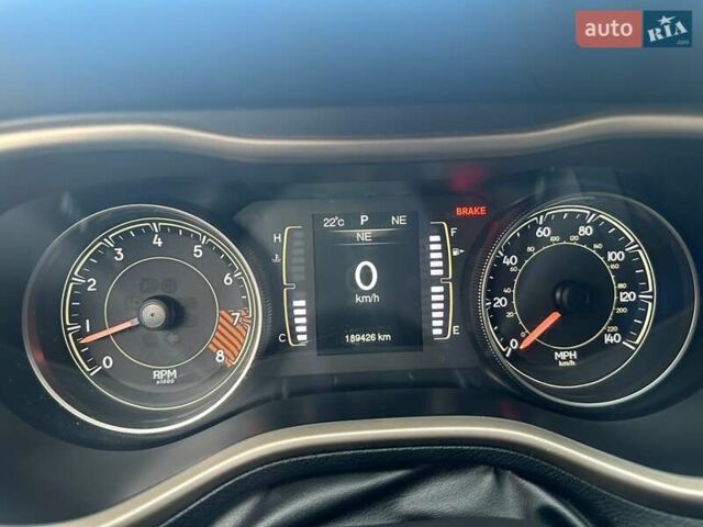 Белый Джип Чероки, объемом двигателя 3.2 л и пробегом 189 тыс. км за 14000 $, фото 1 на Automoto.ua