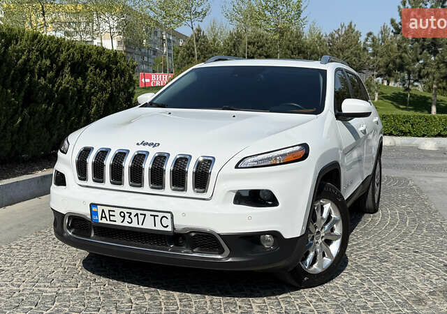 Джип Чероки 2014 в Днепре (Днепропетровске) на Automoto.ua Белый Джип Чероки, объемом двигателя 2.36 л и пробегом 359 тыс. км за 13300 $, фото 1 на Automoto.ua
