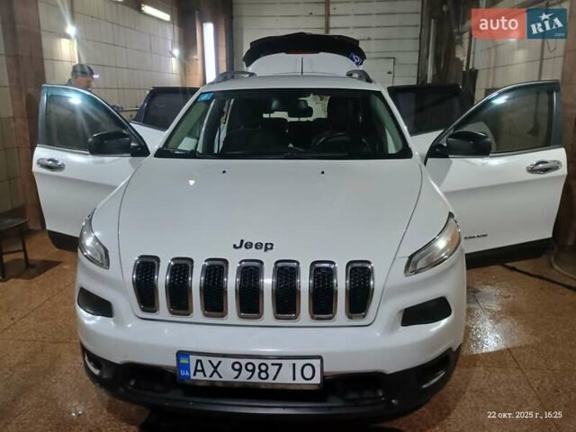 Джип Cherokee 2014 у Харкові на Automoto.ua Білий Джип Cherokee, об'ємом двигуна 2.36 л та пробігом 270 тис. км за 11000 $, фото 1 на Automoto.ua