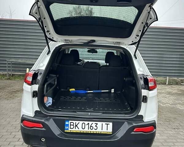 Білий Джип Cherokee, об'ємом двигуна 2.36 л та пробігом 190 тис. км за 10000 $, фото 1 на Automoto.ua