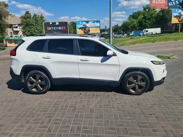 Білий Джип Cherokee, об'ємом двигуна 3.2 л та пробігом 126 тис. км за 15000 $, фото 1 на Automoto.ua