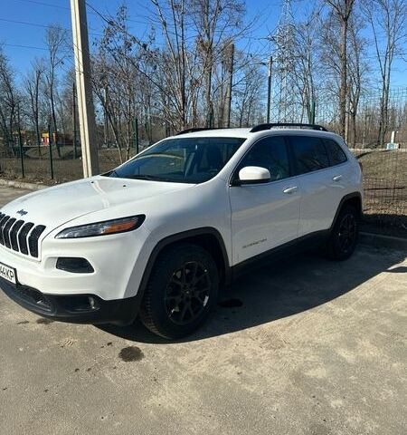 Белый Джип Чероки, объемом двигателя 2.36 л и пробегом 142 тыс. км за 13000 $, фото 1 на Automoto.ua