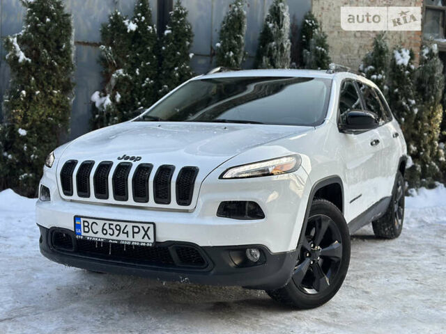 Белый Джип Чероки, объемом двигателя 2.36 л и пробегом 34 тыс. км за 16200 $, фото 1 на Automoto.ua