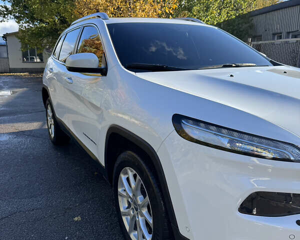 Білий Джип Cherokee, об'ємом двигуна 2.36 л та пробігом 47 тис. км за 16900 $, фото 1 на Automoto.ua