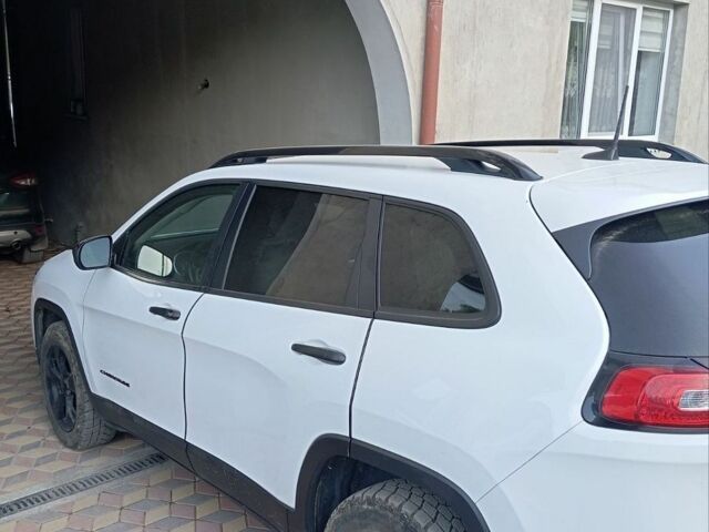 Білий Джип Cherokee, об'ємом двигуна 2.36 л та пробігом 53 тис. км за 13500 $, фото 1 на Automoto.ua
