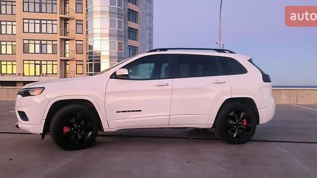 Белый Джип Чероки, объемом двигателя 3.24 л и пробегом 69 тыс. км за 19999 $, фото 1 на Automoto.ua