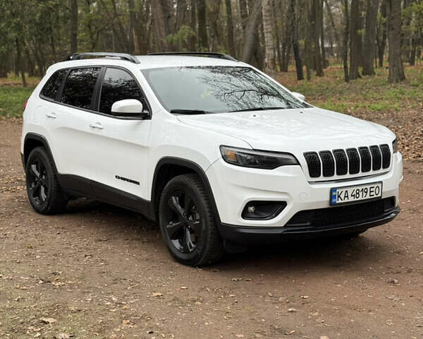Белый Джип Чероки, объемом двигателя 3.24 л и пробегом 135 тыс. км за 20500 $, фото 1 на Automoto.ua
