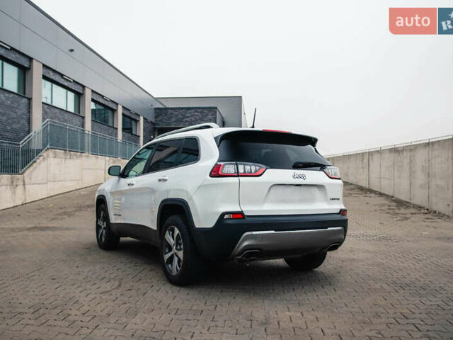 Белый Джип Чероки, объемом двигателя 2.36 л и пробегом 111 тыс. км за 15000 $, фото 1 на Automoto.ua