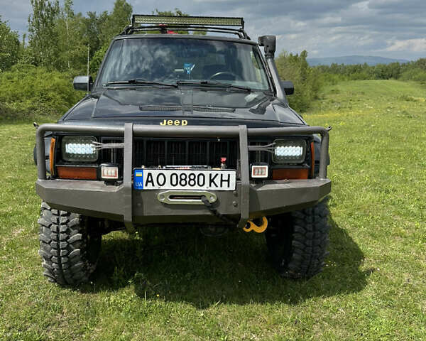Чорний Джип Cherokee, об'ємом двигуна 4 л та пробігом 370 тис. км за 11500 $, фото 1 на Automoto.ua