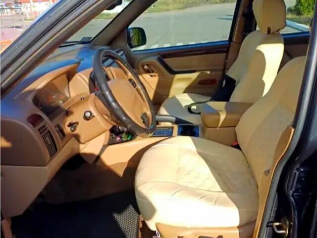 Черный Джип Чероки, объемом двигателя 3.1 л и пробегом 300 тыс. км за 4500 $, фото 1 на Automoto.ua