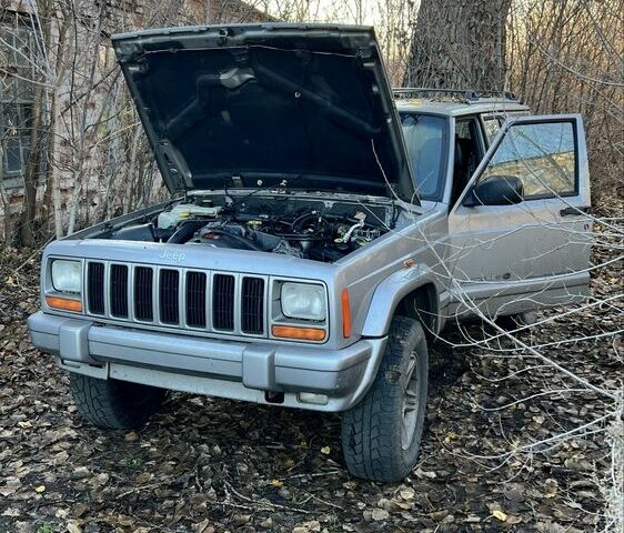 Серый Джип Чероки, объемом двигателя 2.5 л и пробегом 100 тыс. км за 2000 $, фото 1 на Automoto.ua