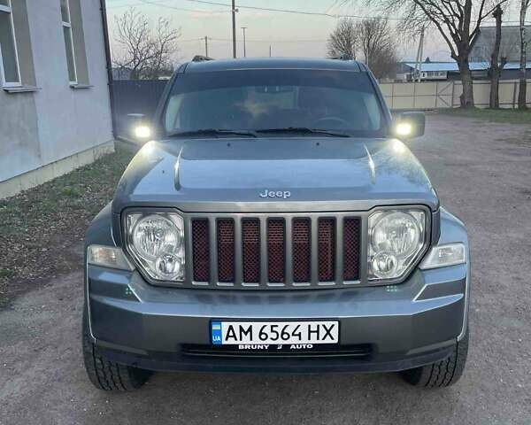 Серый Джип Чероки, объемом двигателя 3.7 л и пробегом 220 тыс. км за 13200 $, фото 1 на Automoto.ua