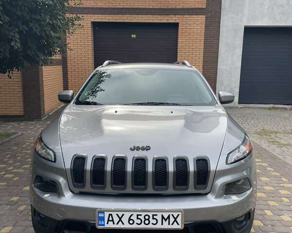 Сірий Джип Cherokee, об'ємом двигуна 2.36 л та пробігом 200 тис. км за 14900 $, фото 1 на Automoto.ua
