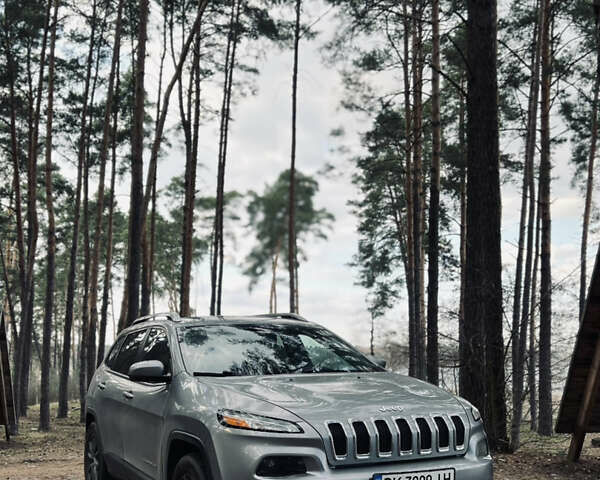 Сірий Джип Cherokee, об'ємом двигуна 3.24 л та пробігом 185 тис. км за 13700 $, фото 1 на Automoto.ua