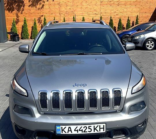 Серый Джип Чероки, объемом двигателя 2.4 л и пробегом 210 тыс. км за 12200 $, фото 1 на Automoto.ua