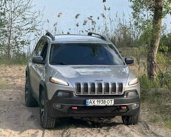 Сірий Джип Cherokee, об'ємом двигуна 2.4 л та пробігом 320 тис. км за 12000 $, фото 1 на Automoto.ua