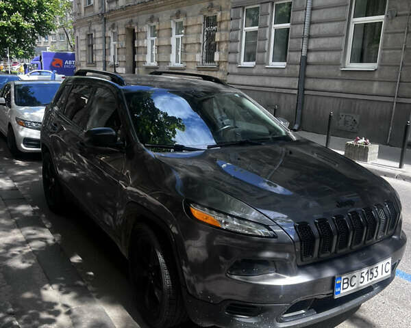 Серый Джип Чероки, объемом двигателя 2.36 л и пробегом 180 тыс. км за 12500 $, фото 1 на Automoto.ua
