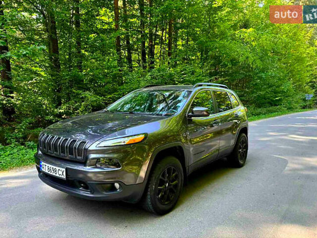 Серый Джип Чероки, объемом двигателя 3.24 л и пробегом 133 тыс. км за 15000 $, фото 1 на Automoto.ua