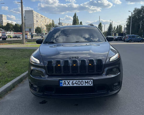Серый Джип Чероки, объемом двигателя 2.36 л и пробегом 230 тыс. км за 13950 $, фото 1 на Automoto.ua