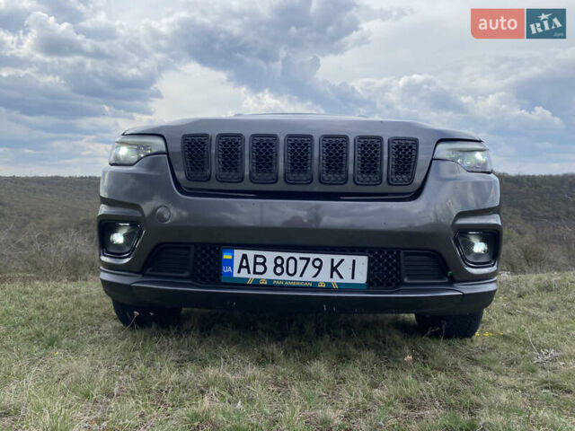 Серый Джип Чероки, объемом двигателя 2.36 л и пробегом 49 тыс. км за 18500 $, фото 1 на Automoto.ua