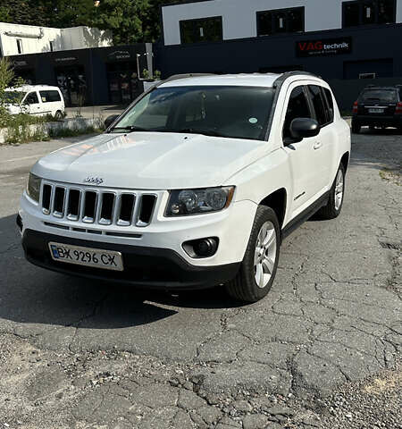 Белый Джип Компас, объемом двигателя 2 л и пробегом 135 тыс. км за 10499 $, фото 1 на Automoto.ua