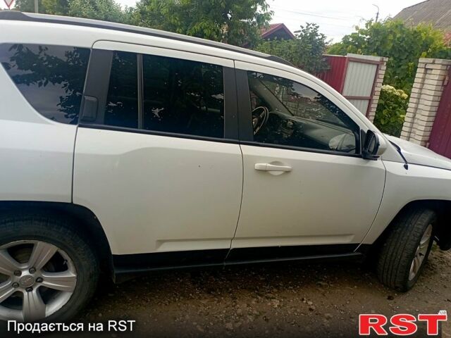Белый Джип Компас, объемом двигателя 2 л и пробегом 150 тыс. км за 8999 $, фото 1 на Automoto.ua