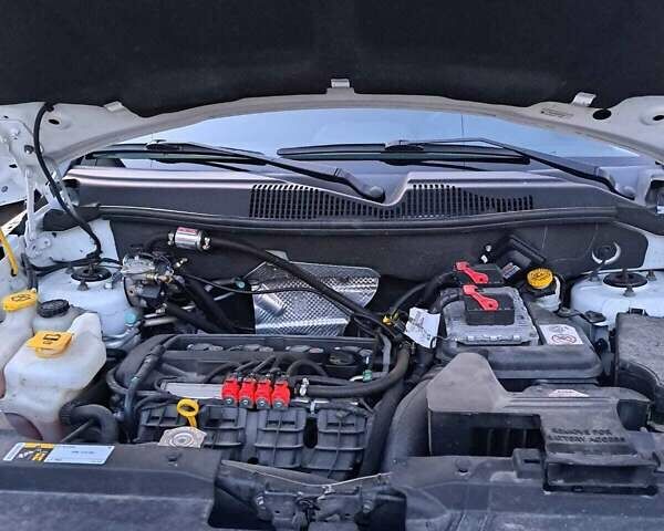 Білий Джип Compass, об'ємом двигуна 2 л та пробігом 150 тис. км за 10500 $, фото 1 на Automoto.ua