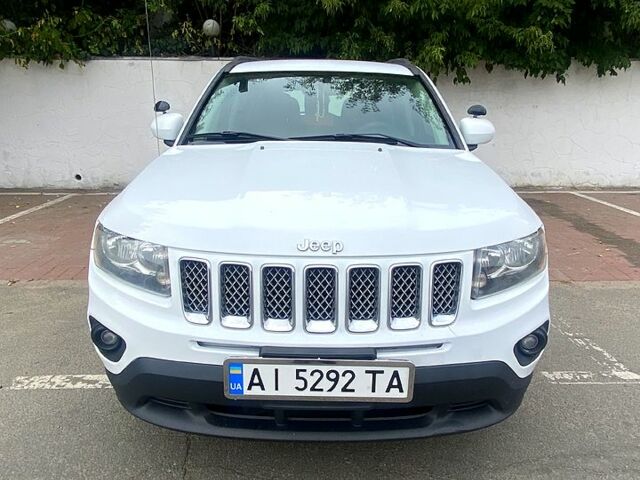 Белый Джип Компас, объемом двигателя 2 л и пробегом 220 тыс. км за 8999 $, фото 1 на Automoto.ua